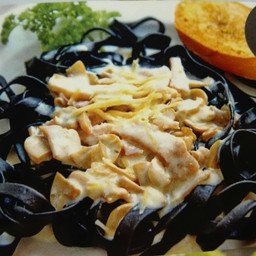 เฟตตูชินีหมึกดำครีมซอส (Black Squid Ink Fettuccine White Cream Sauce)