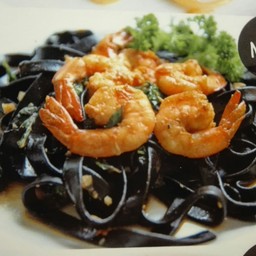 เฟตตูชินีหมึกดำกะเพรากุ้งสด (Black Squid Ink Fettuccine Spicy Prawn)