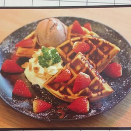 วาฟเฟิลสตรอว์เบอร์รี่ช็อคโกแลต (Strawberry Chocolate Waffle)