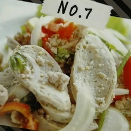 ยำไส้กรอกเยอรมันแซ่บ (Spicy German Sausage Salad)