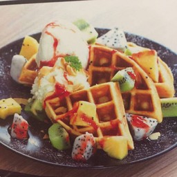 วาฟเฟิลผลไม้สด (Fresh Fruit Waffle)