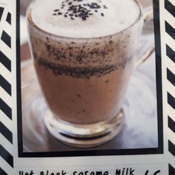 นมสดงาดำร้อน (Hot Black Sesame Milk)