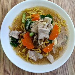 ราดหน้าหมี่กรอบหมูหมัก