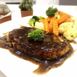 สเต็กซอสพริกไทดำ เฟรนฟราย สลัด