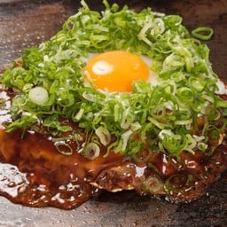 Okonomiyaki Beef Tendon Green Onions and Egg โอโคโนมิยากิ เอ็นเนื้อ ต้นหอม และไข่ดาว