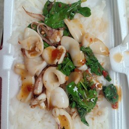ข้าวกะเพรารวมมิตรหรือรวมทะเล