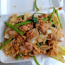 ผัดมาม่าหมู,ไก่