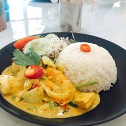 ผัดผงกะหรี่ทะเลราดข้าว