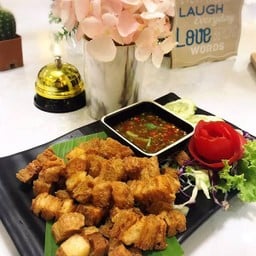 หมูกรอบ จิ้มแจ่วเจ