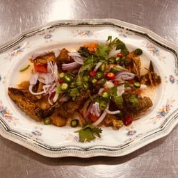 ยำไข่แดง