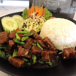 กะเพราราดข้าว