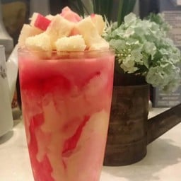 ปังนมเย็นน้ำแดง