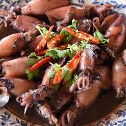 เมนู ปลาหมึกผัดดำ ไข่เน้นๆ สดๆจากทะเล