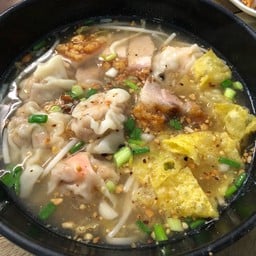 เกี๊ยวกุ้งต้มยำมะนาวหมูกรอบ