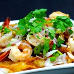 ยำผักบุ้งทอดกรอบกุ้งสด