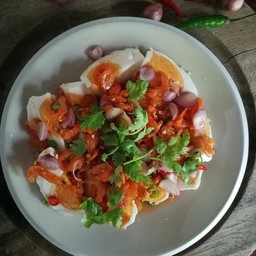 ยำกุ้งแห้งไข่เค็ม