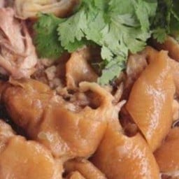 ขาหมูเป็นกับ