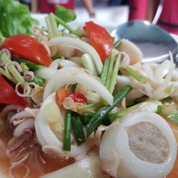 ยำปลาหมึกไข่ Squid salad with eggs (จานละ 2 ตัว)