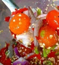 ตำกุ้งสดไข่แดง