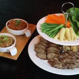 ไส้อั่ว หมูย่าง น้ำพริกหนุ่ม น้ำพริกอ่อง แคบหมู ผักต้ม