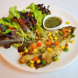 ปลาดอลลี่ฟิตเนสย่างสมุนไพร (สเต็กปลา1ชิ้น+สลัด)