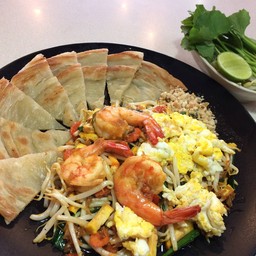 โรตีผัดไทยกุ้งสด