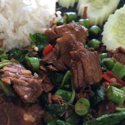 ข้าวกะเพราเนื้อเปื่อย (กล่องฟูดเกรด เข้าไมโครเวฟได้)