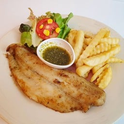 ปลาดอลลี่ย่างซีอิ๊ว (สเต็กปลา1ชิ้น+เฟรนฟราย+สลัด)