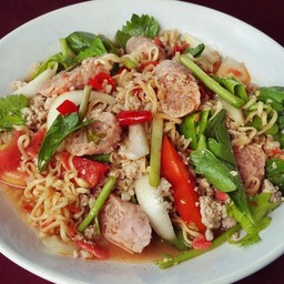 ยำมาม่าแหนม