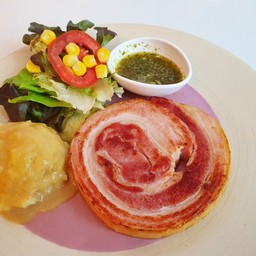 เบค่อนโรลเยอรมัน (เบค่อนโรล1ชิ้น+มันบด+สลัด)