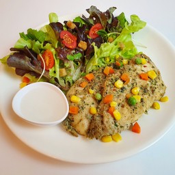 อกไก่สมุนไพร (สเต็กอกไก่2ชิ้น+สลัด)