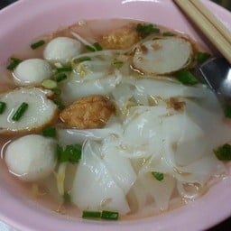 ลูกชิ้นปลาลือชา ตลาดพลู