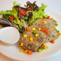 อกไก่พริกไทยดำ (สเต็กอกไก่2ชิ้น+สลัด)