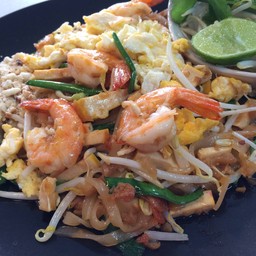 ผัดไทยกุ้งสด (กล่องฟูดเกรด เข้าไมโครเวฟได้)