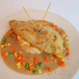 สเต็กปลากอริล่า (สเต็กปลา1ชิ้น+มันบด)