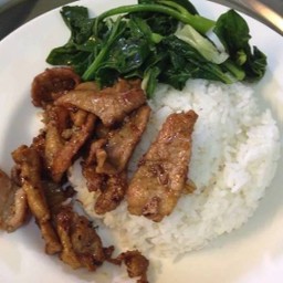 หมูกระเทียมราดข้าว