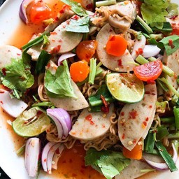 ยำมาม่าไข่เค็มแดงหมูยอ