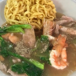 ราดหน้าหมี่กรอบหมู