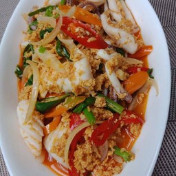 ปลาหมึกผัดผงกระหรี่