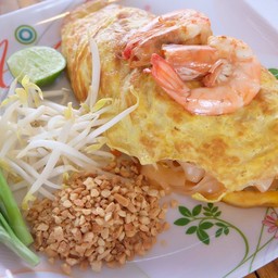 ผัดไทกุ้งสดห่อไข่
