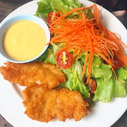 สลัดปลาทอด