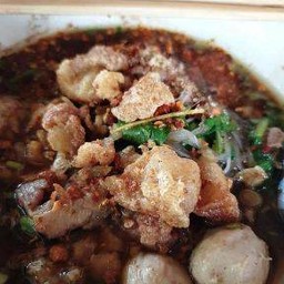 น้าปูก๋วยเตี๋ยวเรือ อนุเสาวรีย์