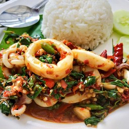 ข้าวราดผัดกะเพราหมึก