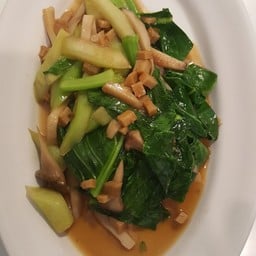 ผัดผักคะน้าฮ่องกงปลาเค็ม