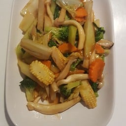 ผัดผักรวมมิตรเปรี้ยวหวาน