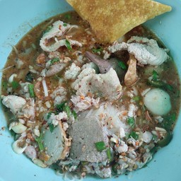 เส้นเล็กต้มยำพิเศษ