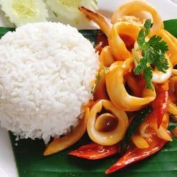 ข้าวราดหมึกผัดไข่เค็ม