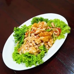 ยำไข่ดาวกรอบอกไก่สับ