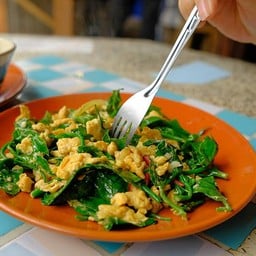 ผักเชียงดากรอบหวานอร่อยเข้ากับผัดไข่ดีมาก