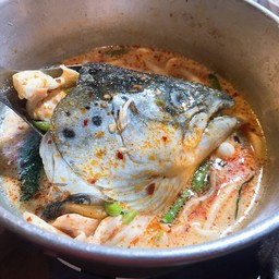 ต้มยำหัวปลาแซลมอน